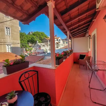 Dalmatino Apartment *